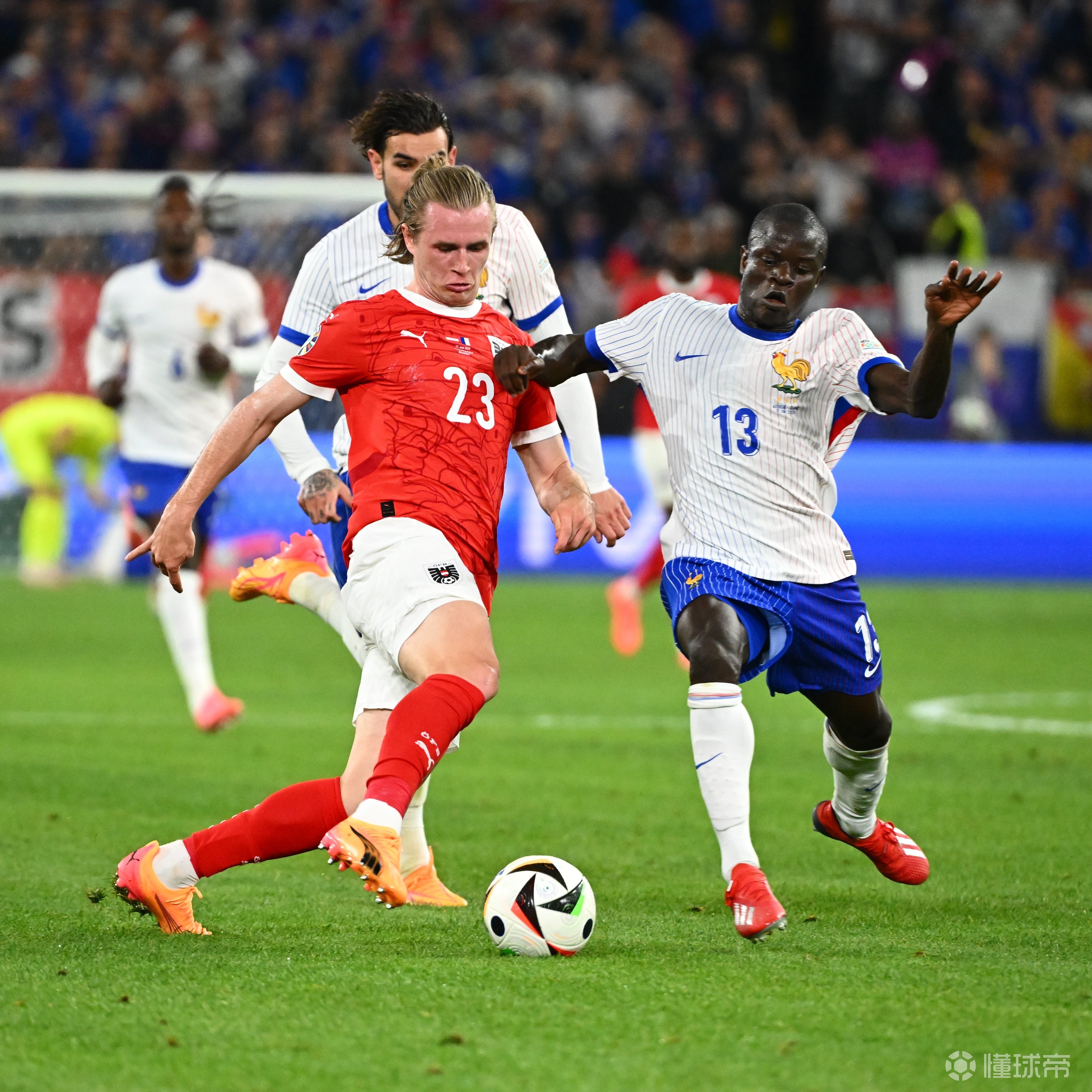 竞技宝-关键战巴塞罗那调整名单以备欧洲杯，队长鼓劲环节打磨，引发热议，临场指挥获称赞的简单介绍