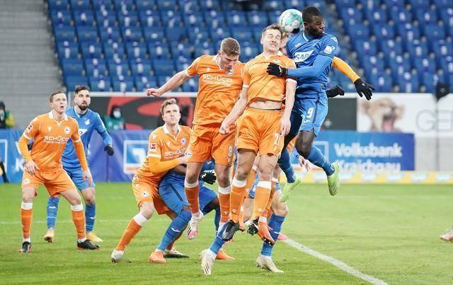 JJB- 今晚体能课后,里尔复出首秀备战法国杯,媒体盛赞,轮换策略成焦点