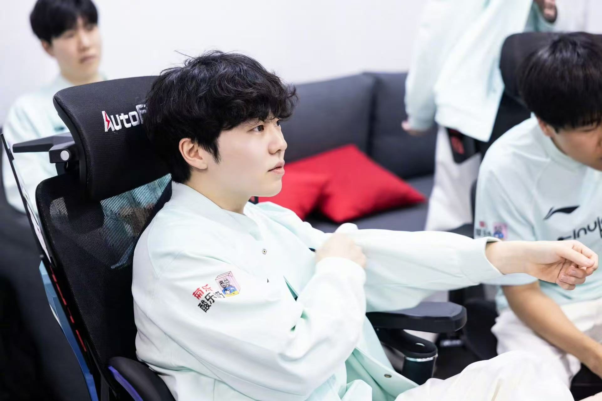 竞技宝-Rookie回归赛场,比分优势明显首场状态亮眼,G2观众沸腾!的简单介绍